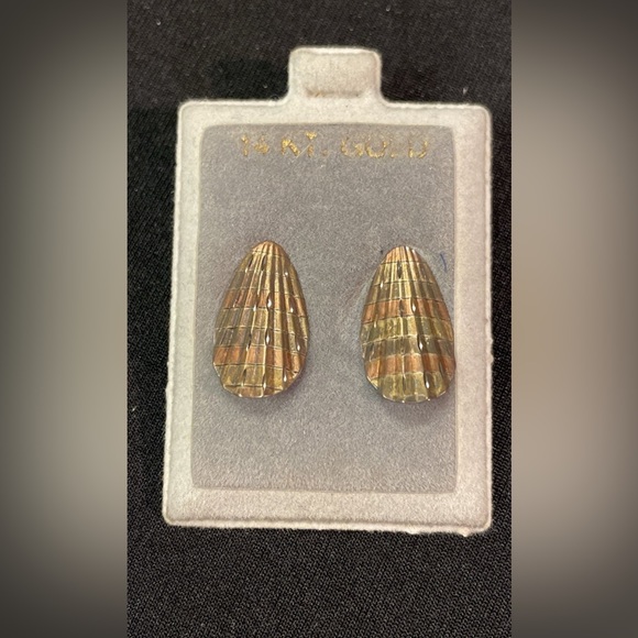 14K Solid Tricolor Gold Shell Earrings .8 Grams